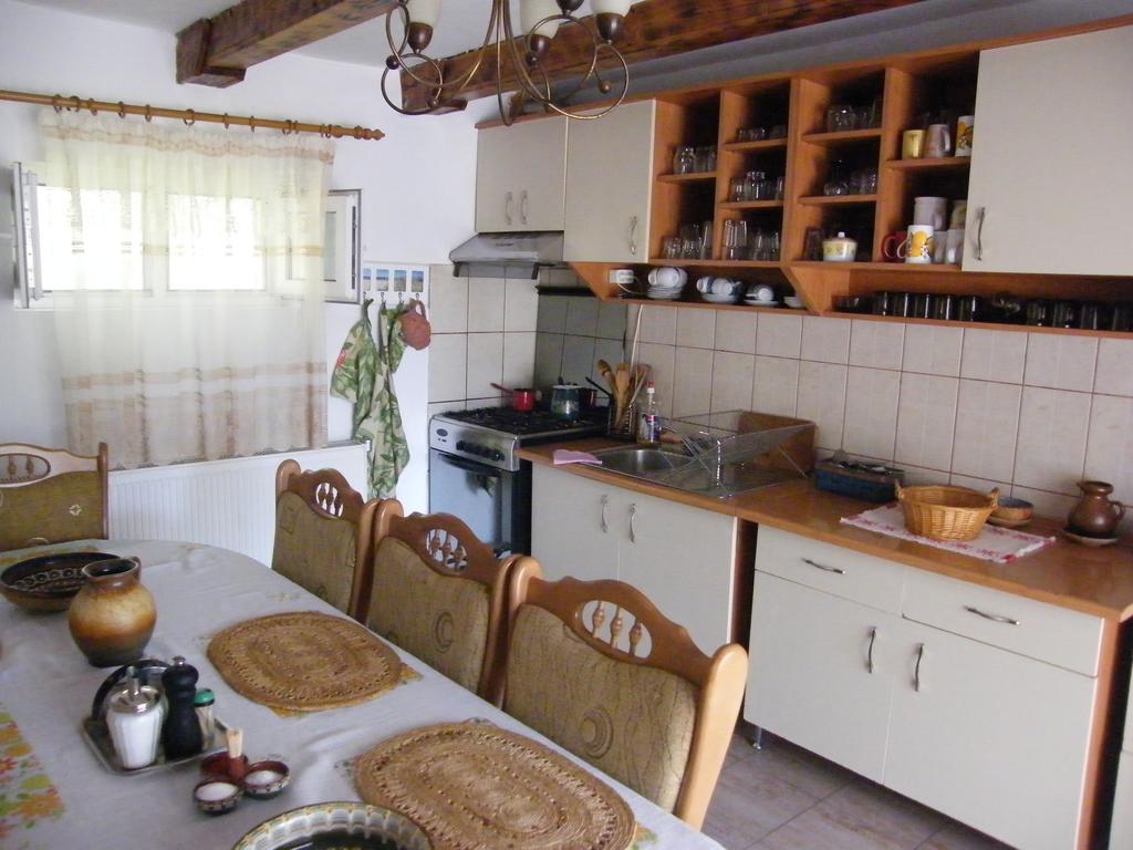 Pensiunea Casa Filoxenia Horezu Esterno foto