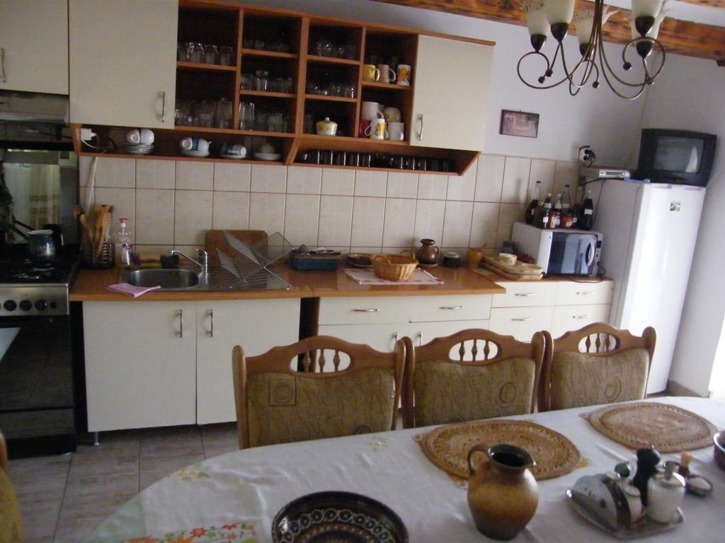 Pensiunea Casa Filoxenia Horezu Esterno foto