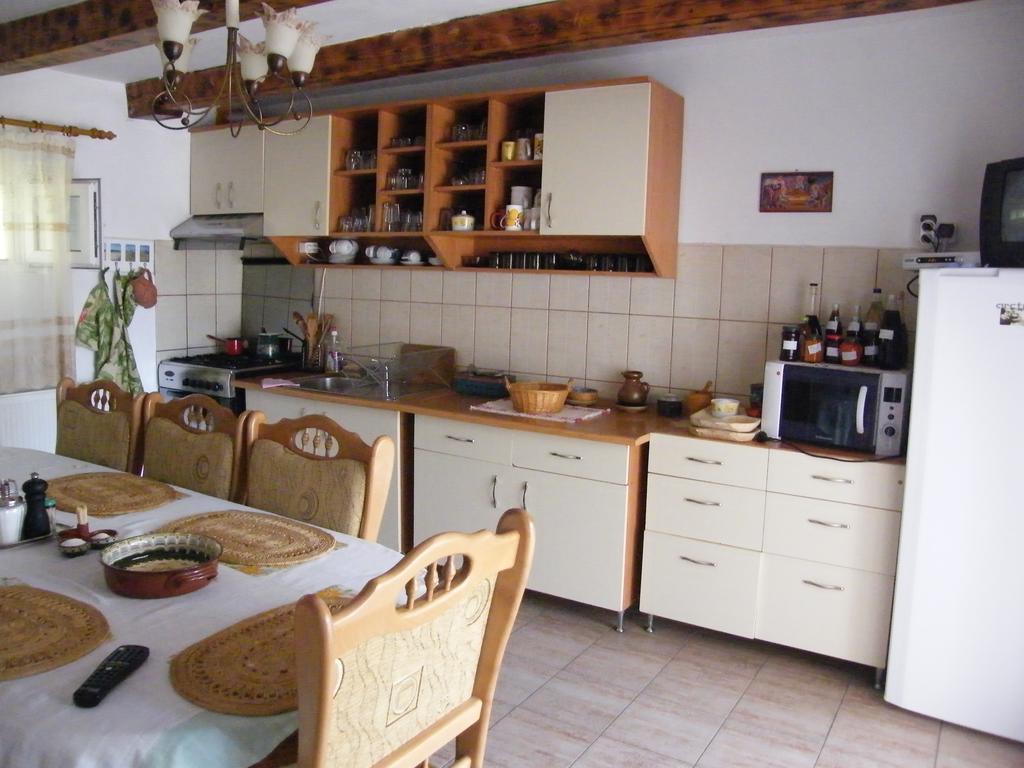 Pensiunea Casa Filoxenia Horezu Esterno foto