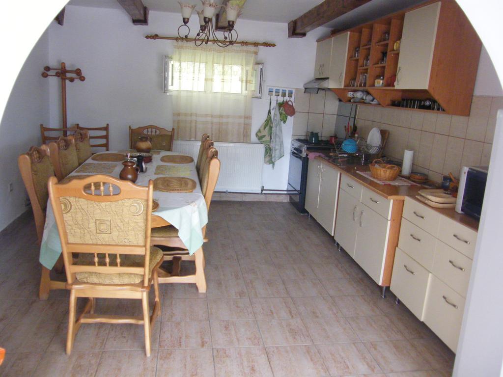 Pensiunea Casa Filoxenia Horezu Esterno foto