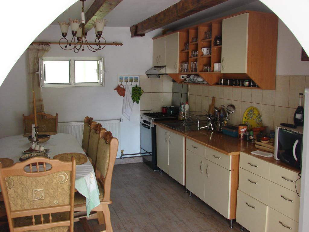 Pensiunea Casa Filoxenia Horezu Esterno foto
